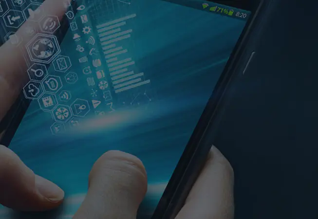 Dorë që përdor aplikacionin e kamerave në telefon