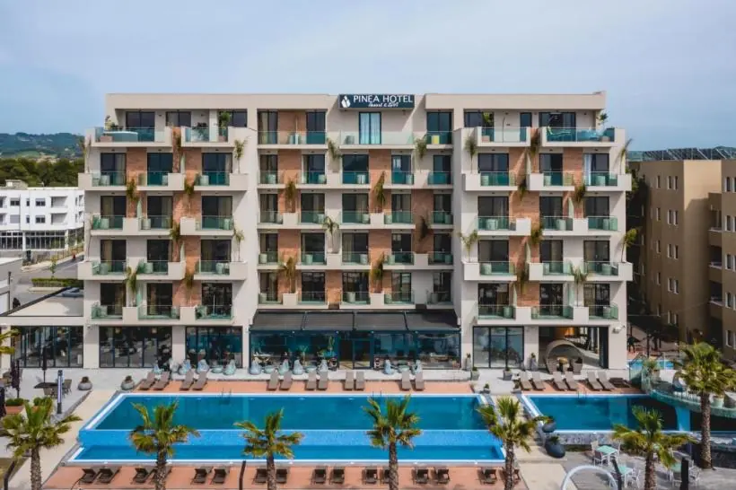 Hotel Pinea, Golem